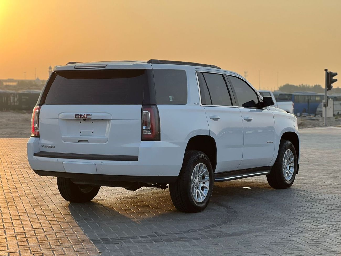 جي أم سي يوكون SLE 5.3L 4WD (8 Seater)