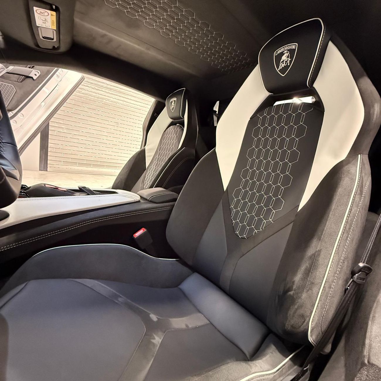 لامبورغيني ريفويلتو 6.5L V12 Hybrid