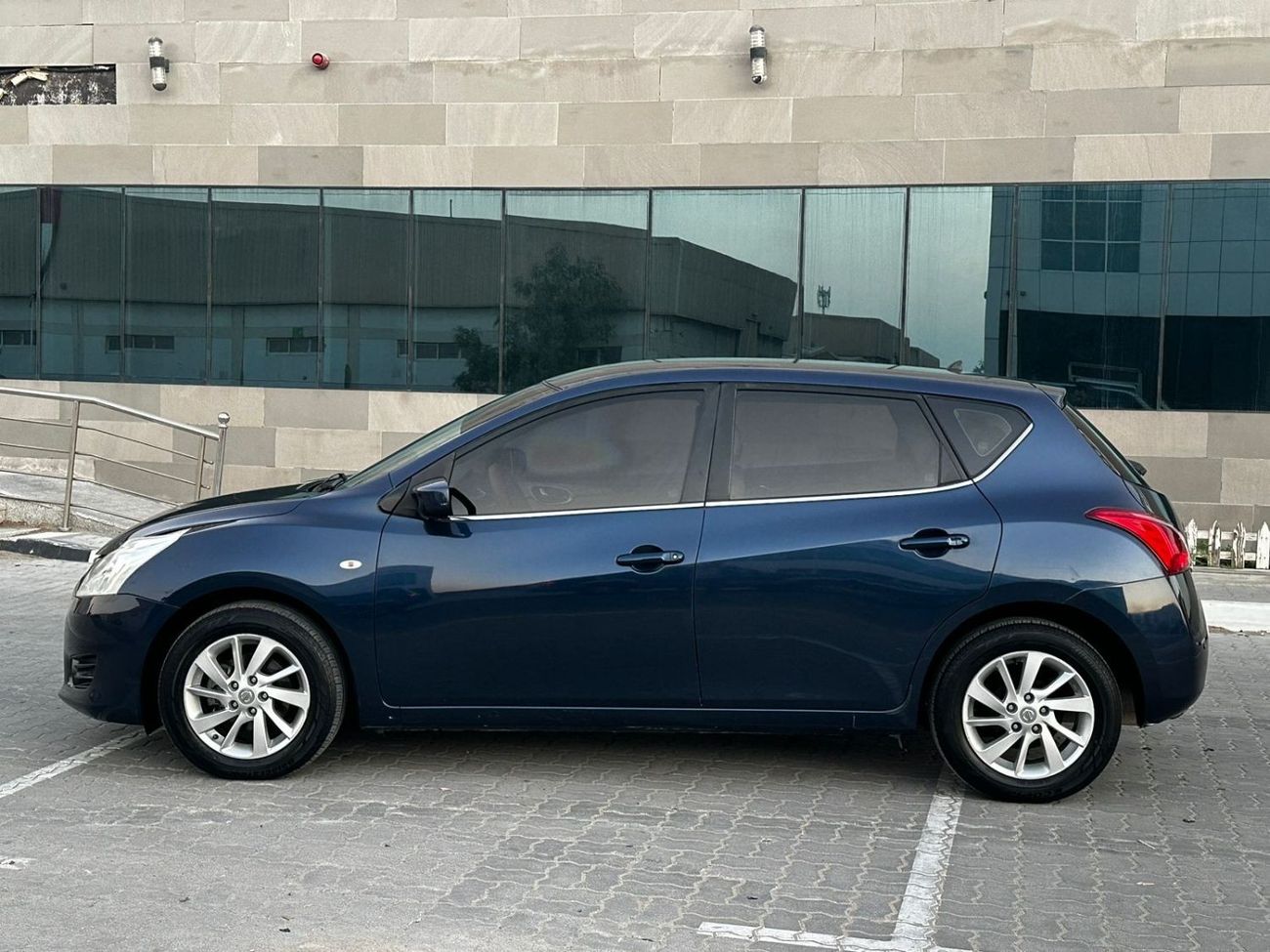 Nissan Tiida SV