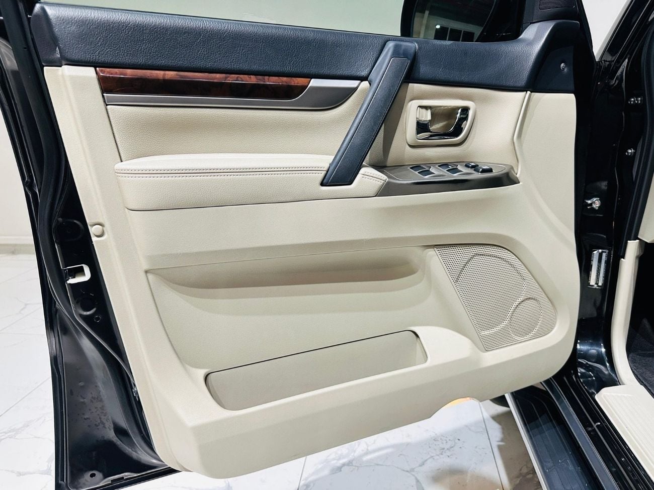 Mitsubishi Pajero GLS Mid 3.8L (243 HP)