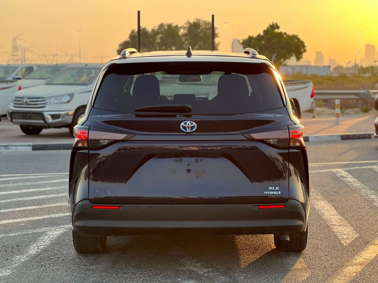 تويوتا سيينا  2024 Toyota Sienna XLE Hybrid Full Option 2.5L V4 - 7 Seater Doors Full Auto With Radar - Rear Camer