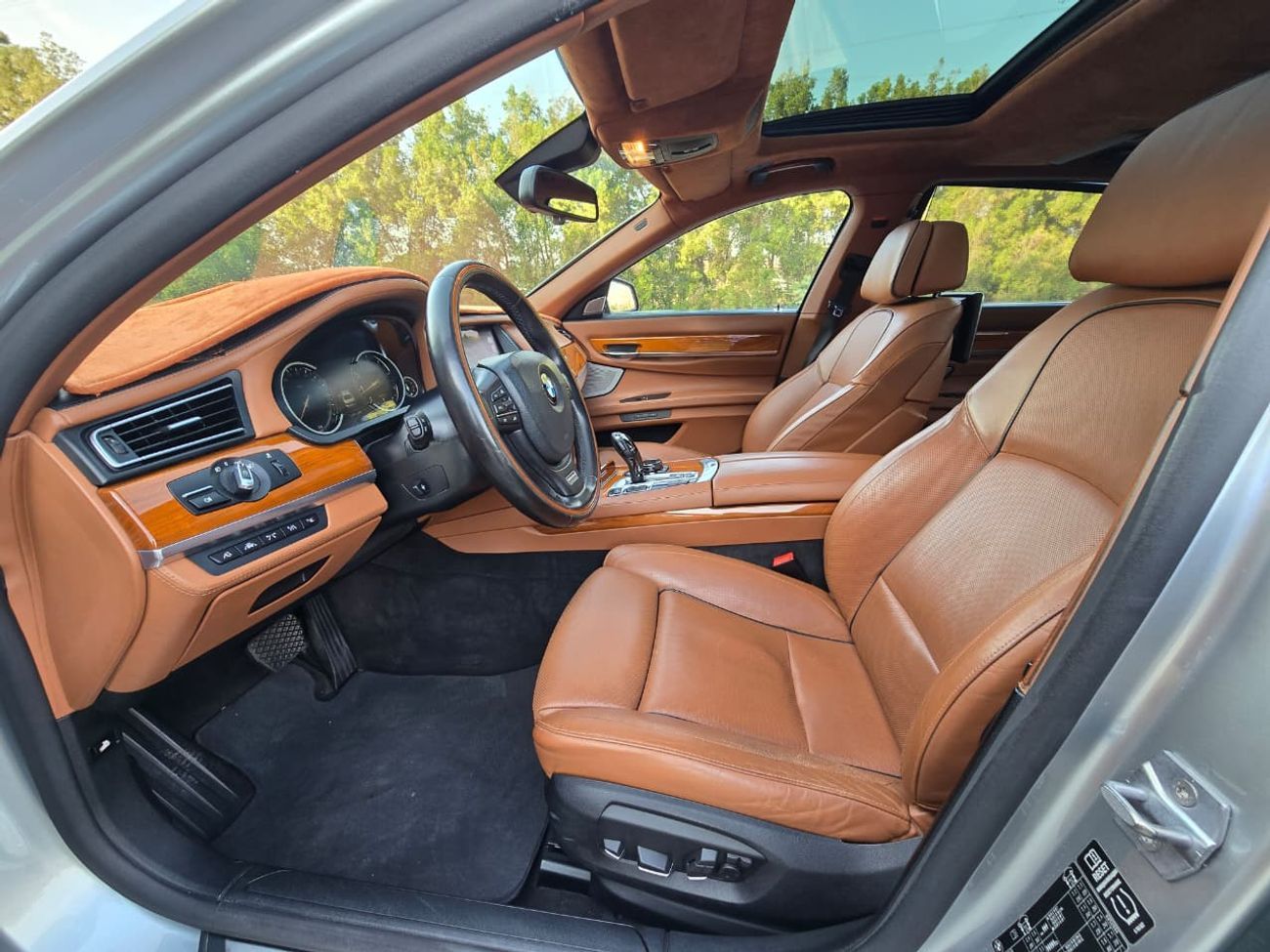 بي أم دبليو 750Li Luxury 4.4L (443 HP)