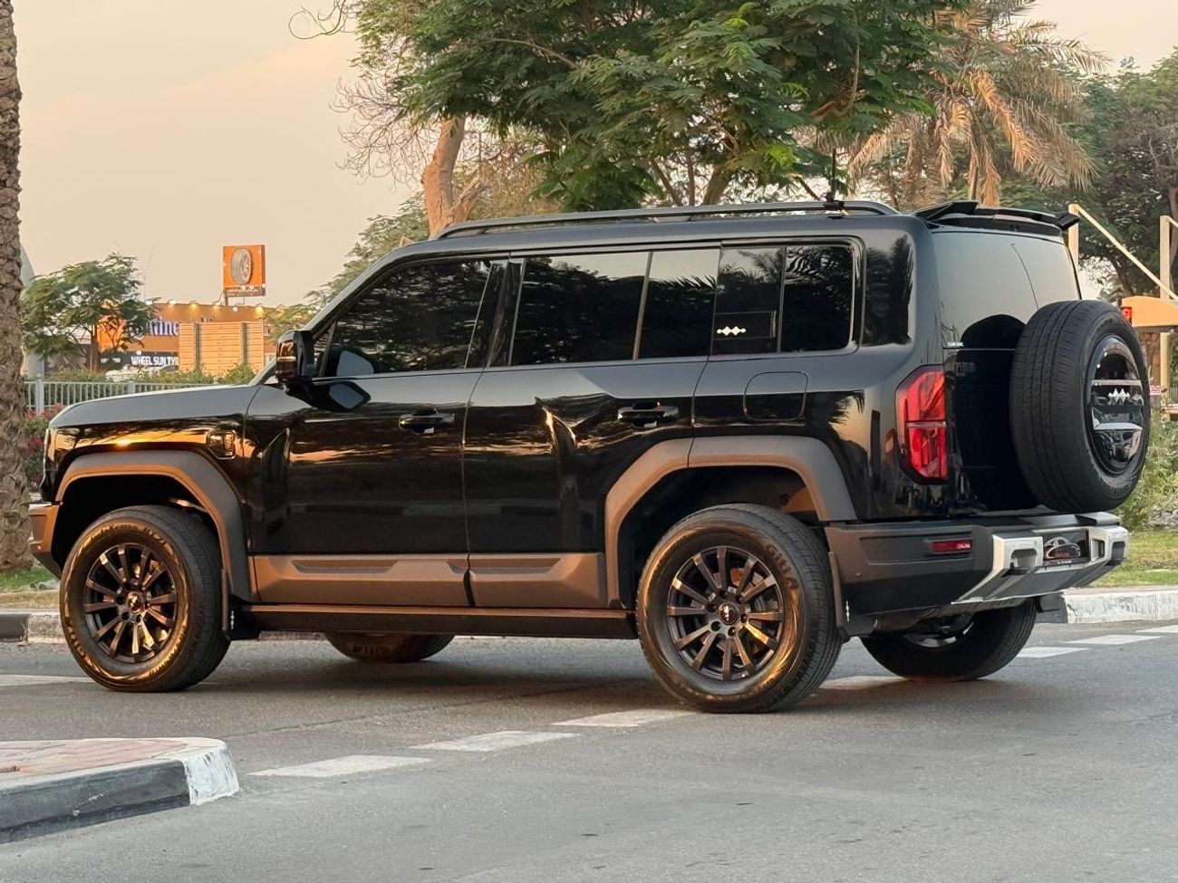 BYD Leopard 5 Leopard 5, 2025 model, 2 differential locks, three screens, refrigerator with heater, five-year EVS 