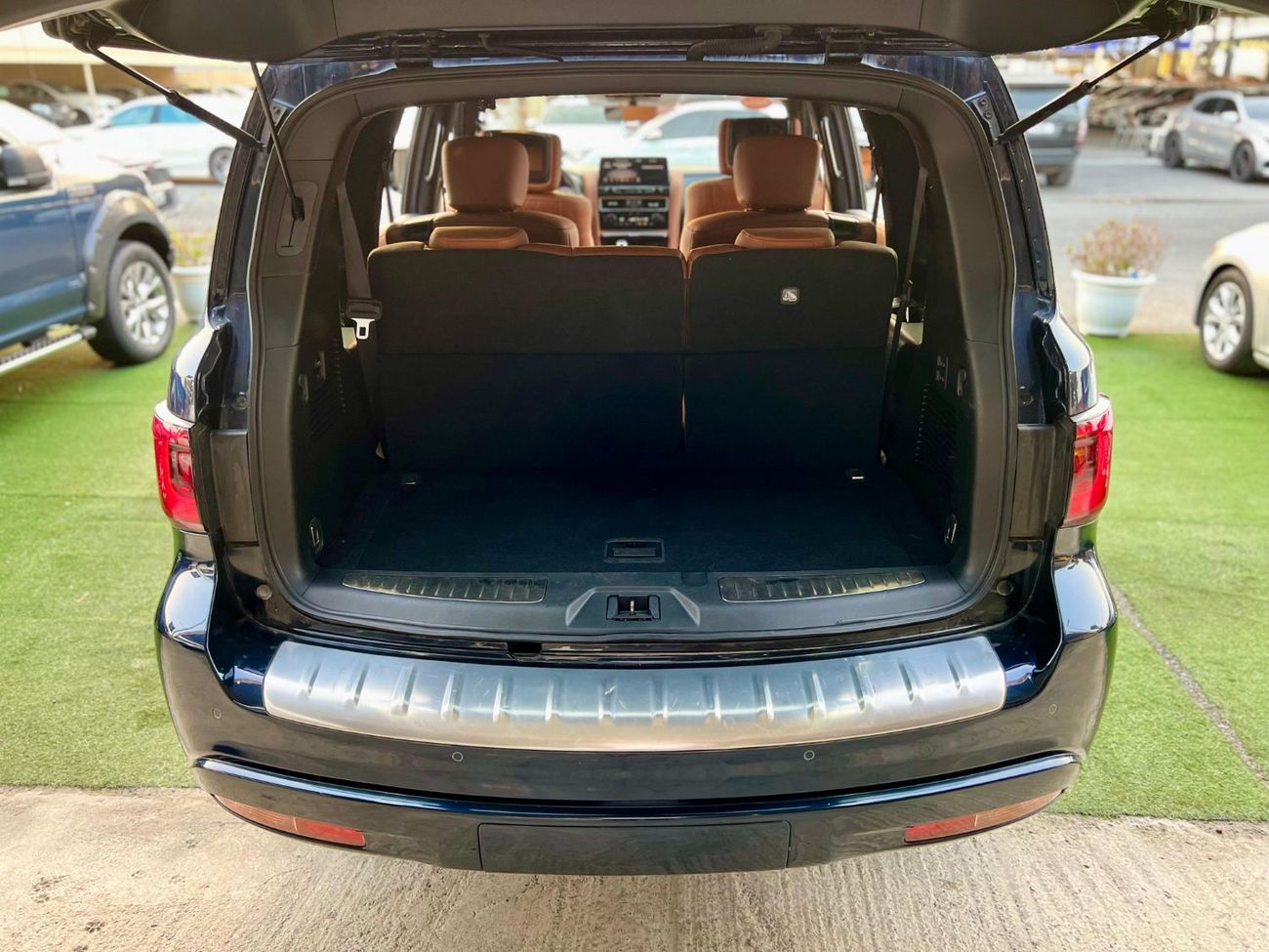 Infiniti QX80 Luxury 5.6L warranty one year bank financie available