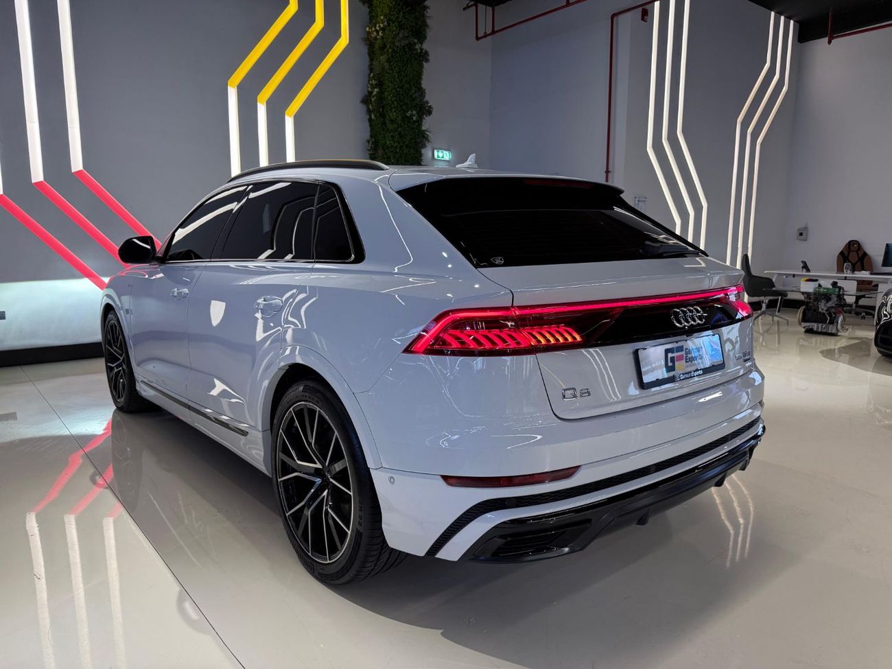 أودي Q8 55 TFSI quattro S-Line 3.0L (340 HP) 2020 Audi Q8 55 TFSI - GCC - Fully Loaded - Perfect Condition