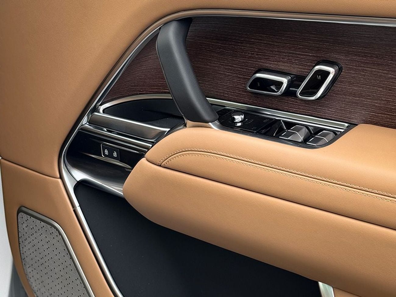 لاند روفر رينج روفر P460e LWB Autobiography Right Hand Drive