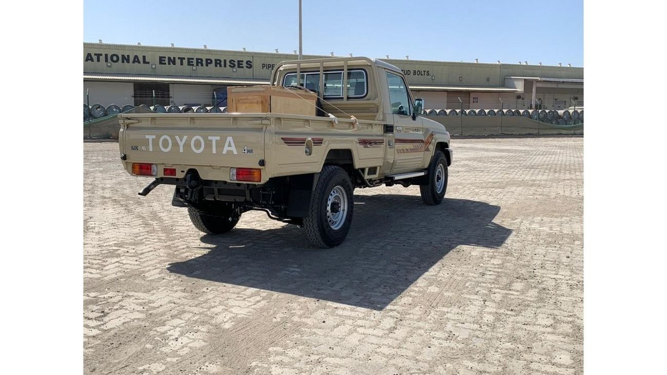 Toyota Land Cruiser Pick Up 4.0L single cabin Mid Option DL + winch