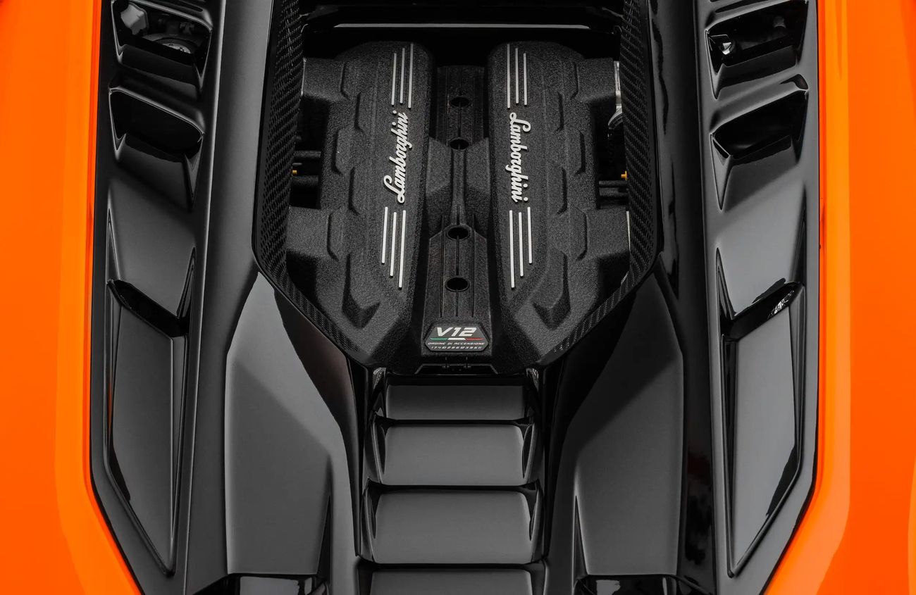 لامبورغيني ريفويلتو 6.5L V-12 Naturally Aspirated Engine + eMotor