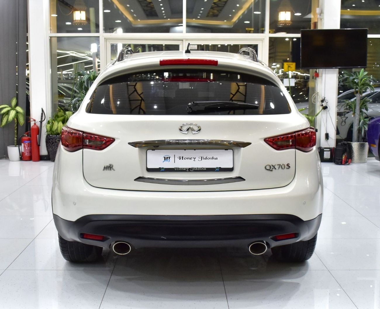 إنفينيتي QX70 ELITE SPORT EXCELLENT DEAL for our Infiniti QX70s ( 2016 Model ) in White Color GCC Specs