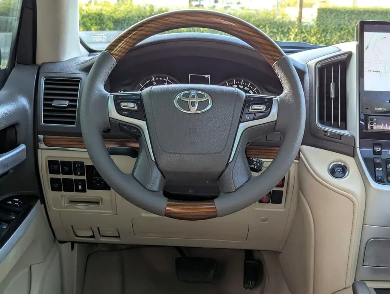 Toyota Land Cruiser GXR V8 5.7L – Top Full Option | GCC Excellent Condition Specs