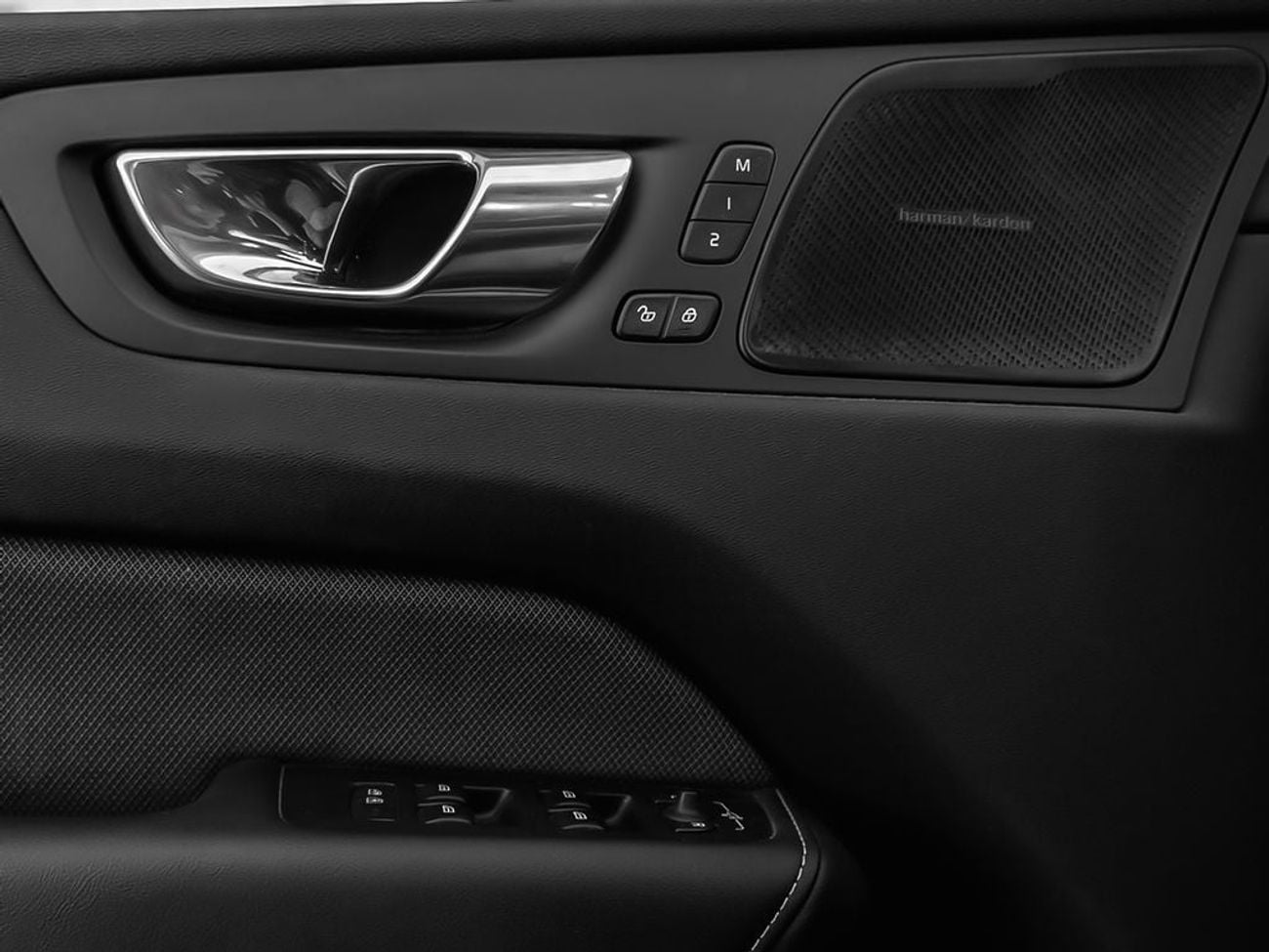 فولفو XC 60 ULTIMATE DARK
