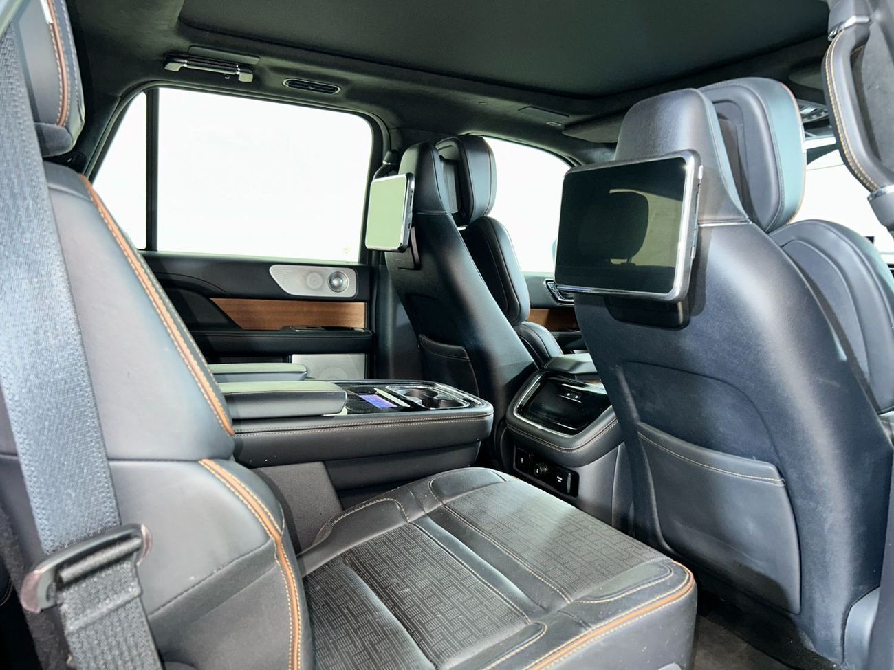 Lincoln Navigator PRESIDENTIAL 3.5L N1923 / AL TAYER MOTORS / AL QOUZ SHOWROOM