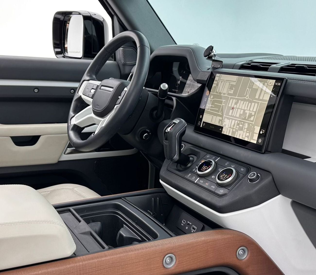 Land Rover Defender 2024 Land Rover Defender 110 HSE, 11/2028 Warranty, 01/2029 Service Contract, Land Rover FSH, GCC