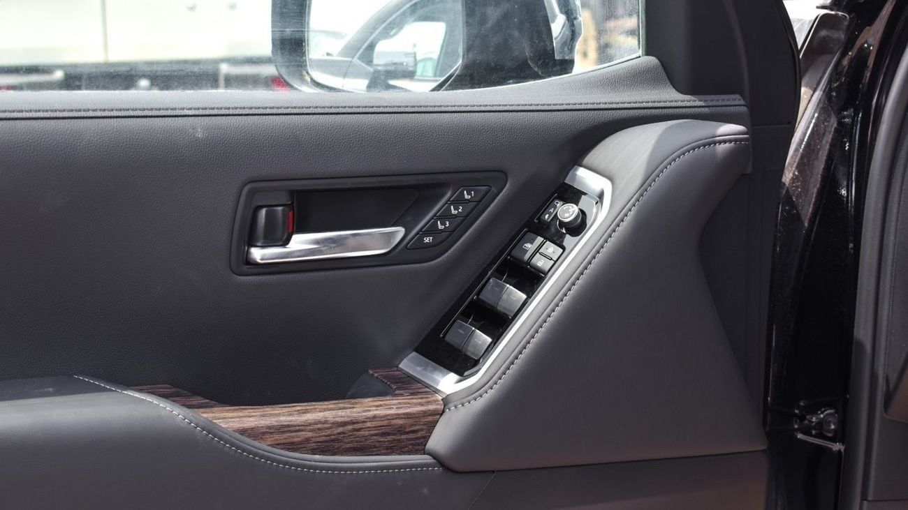 Toyota Land Cruiser Toyota land cruiser VXR 3.5L petrol MY 2025