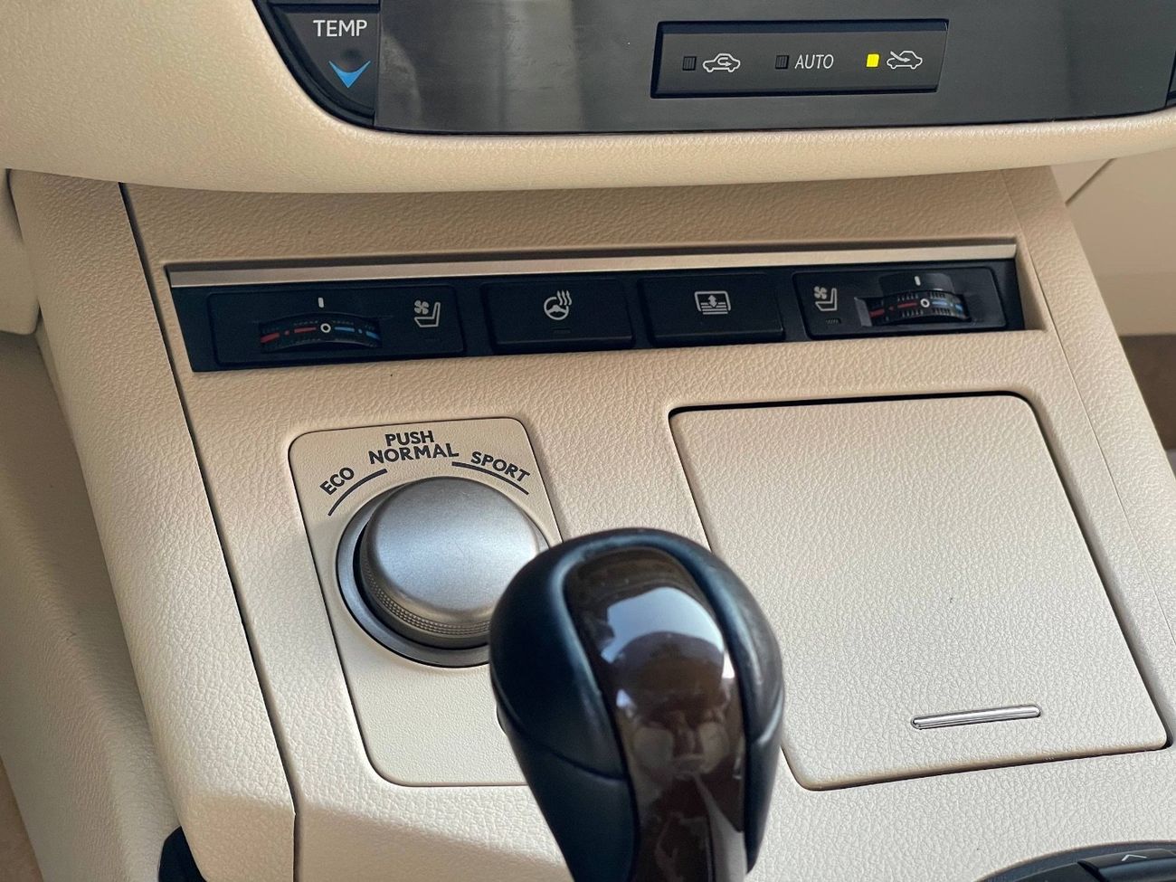 Lexus ES350 Platinum 3.5L 3.5 V6 / BIG SCREEN /COOLING AND HEATING SEATS / LOW MILEAGE / IN PERFECT CONDITION