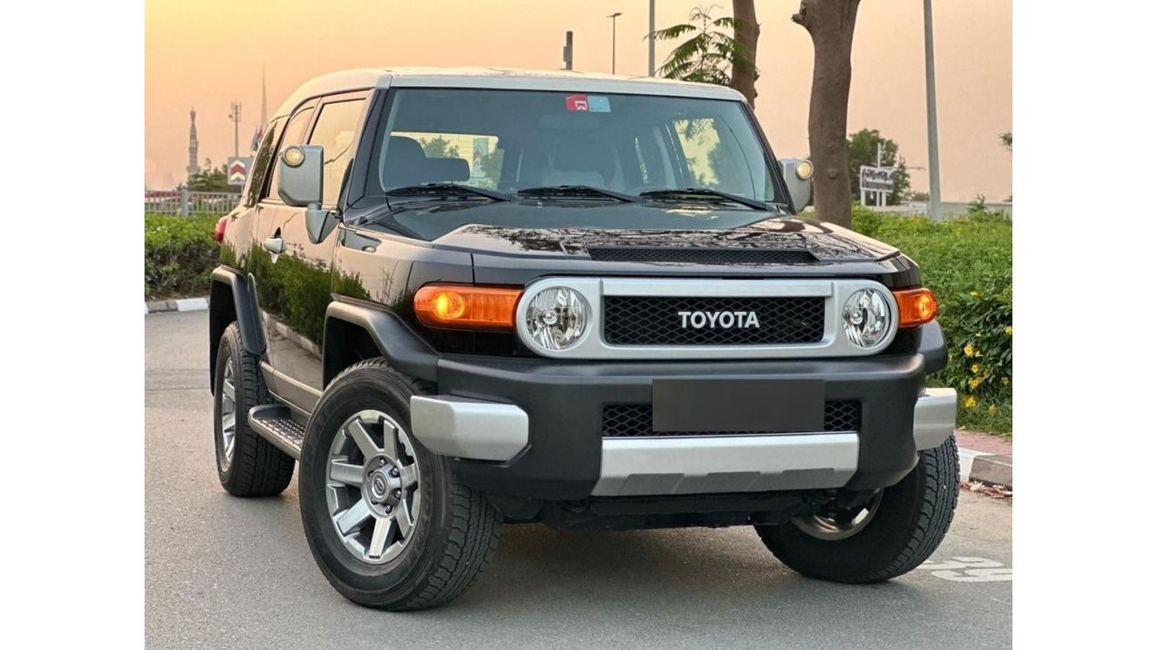 Toyota FJ Cruiser Toyota FJ cruiser 2023 KM 15000 GCC SPECS NO ACCIDENT OR PAINT WARRANTY + SERVICE FROM AGENCY