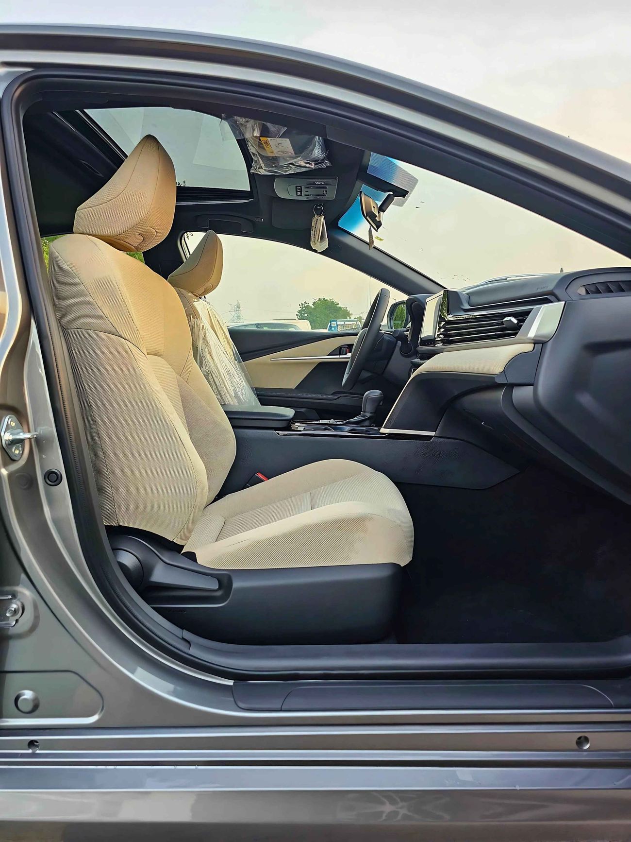 Toyota Camry E PLUS / HYBRID / 2.5L V4 PETROL / DRIVER PWR SEAT / SUNROOF (CODE # E PLUS)