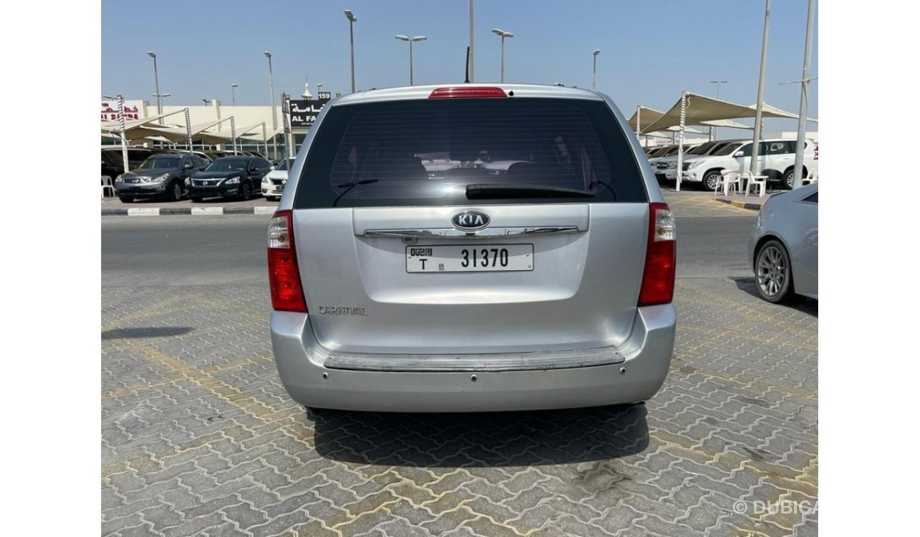 Kia Carnival 2011 model, Gulf, 6 cylinders, automatic transmission, 400000 odometer, in excellent condition