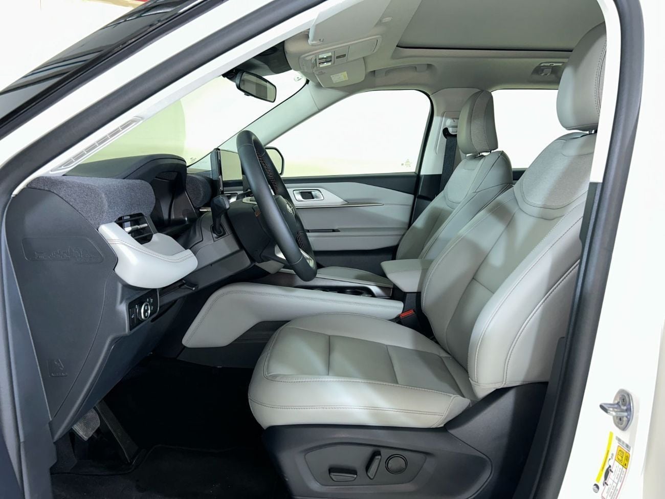 Ford Explorer Active 200A 2.3L 4WD E3325 / FOC Insurance + Registration / AL TAYER MOTORS / AL QOUZ SHOWROOM