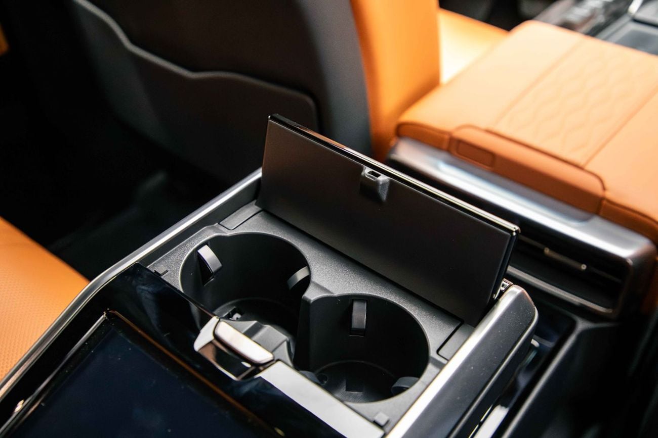 لكزس LX 700h VIP 3.5L - Graphite Black Inside VIP Sun Flair | Export Only