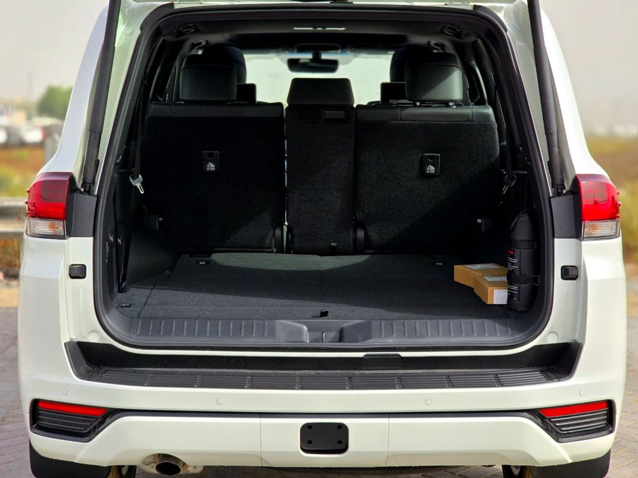 تويوتا لاند كروزر LC300 GXR 4.0 - HIGH OPTIONS - WITHOUT RADAR - 2025 MODEL - WHITE INSIDE BLACK - GCC SPECS