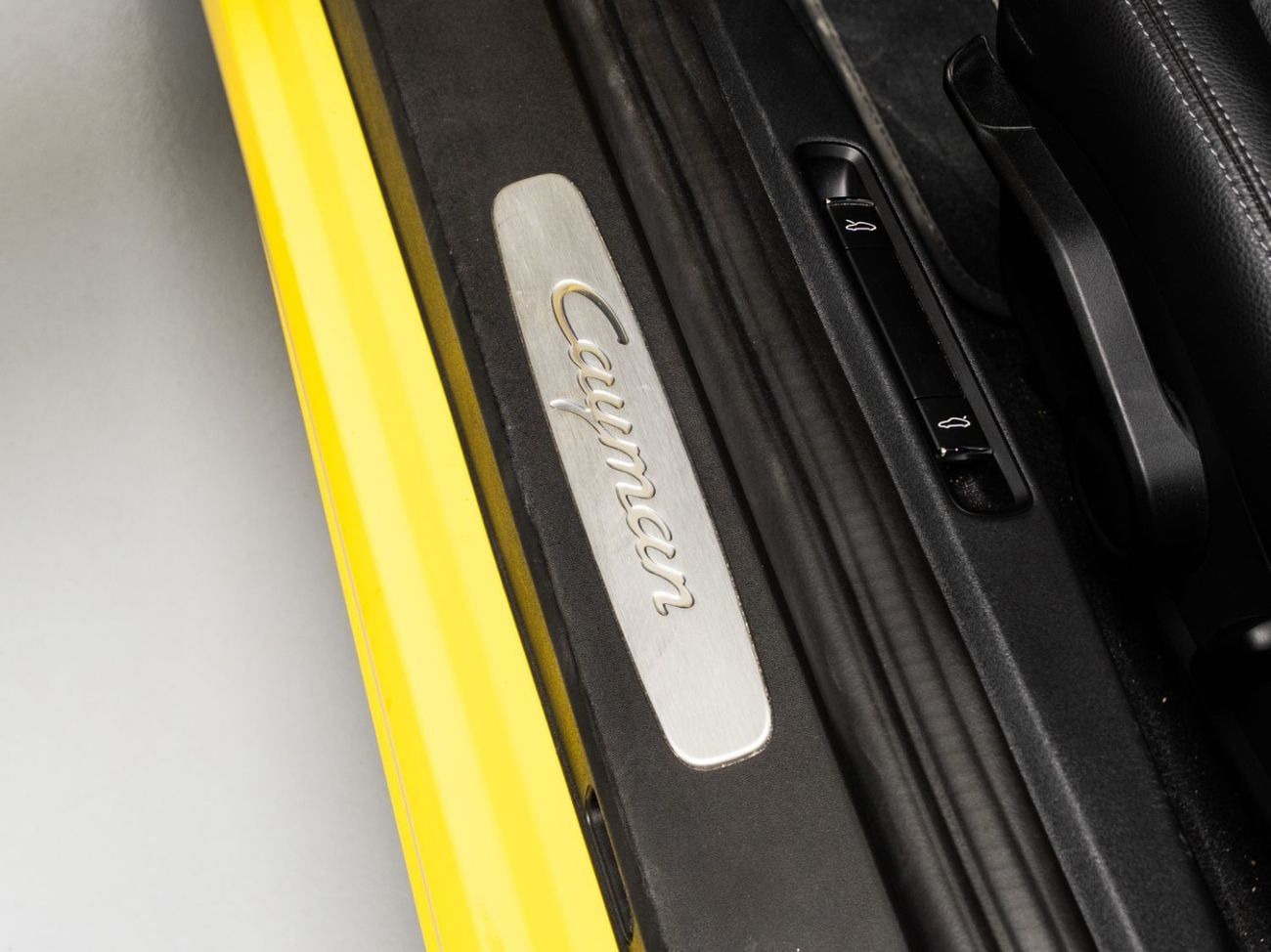 Porsche 718 Cayman Std 2.0L M/T2024 Porsche Cayman, 2.0L TC F4, RWD, 300 bhp, 6 Speed Manual