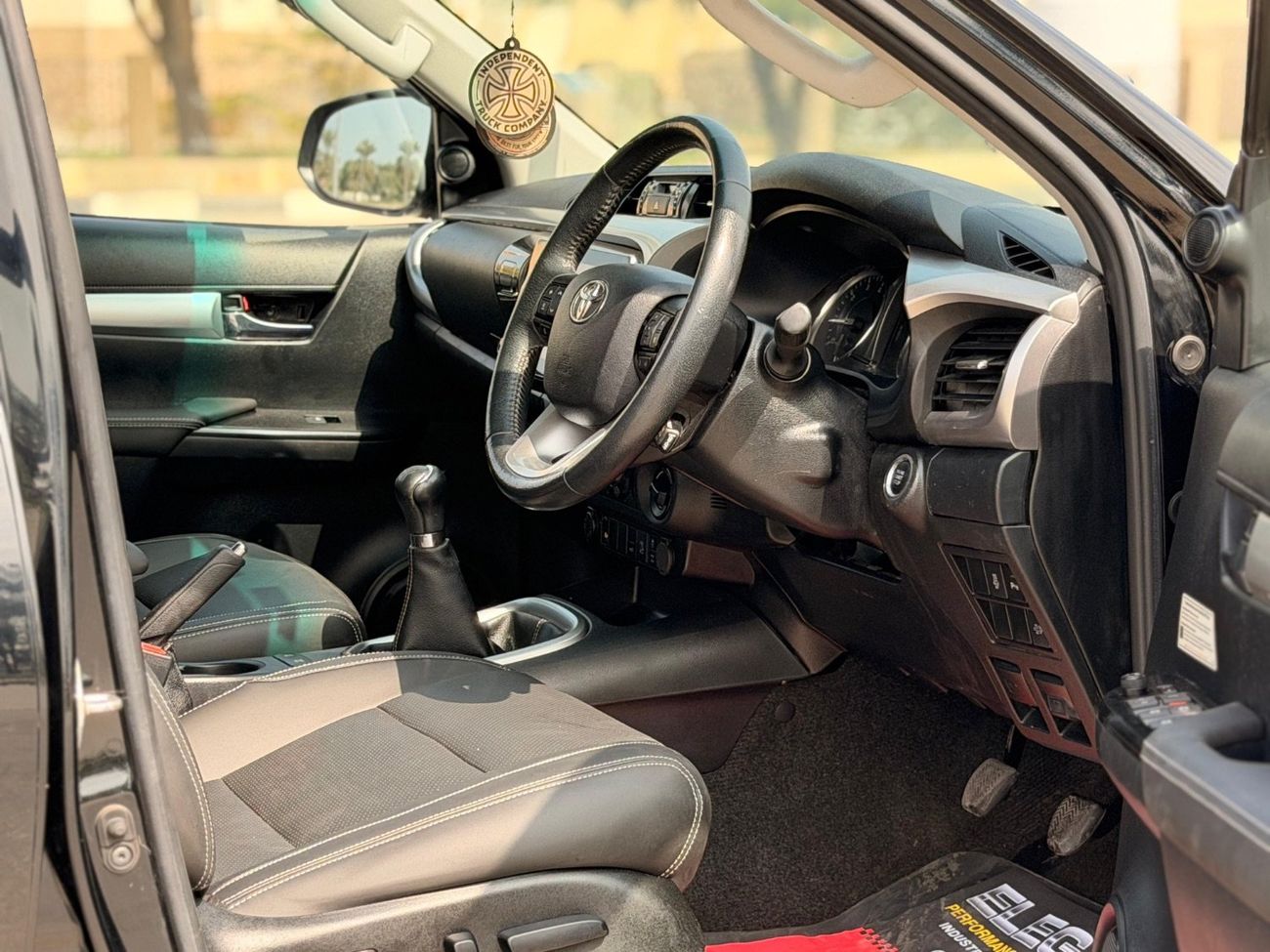 تويوتا هيلوكس SR5 export from Australia