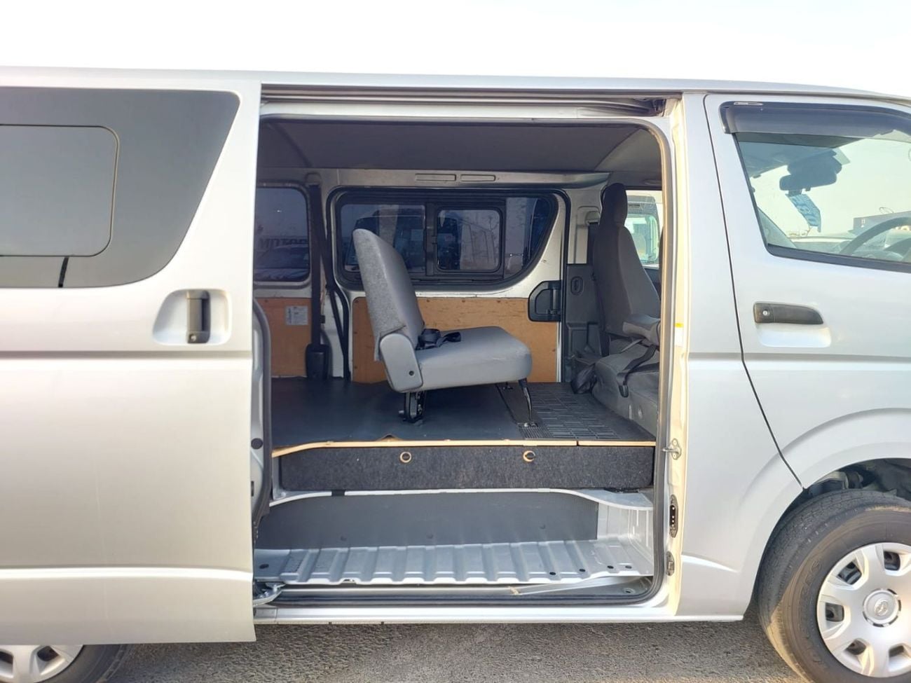 تويوتا هاياس DLS - STD ROOF TOYOTA HIACE VAN RHD 2019 MODEL 2.8 L DIESEL AUTOMATIC(PM22503)