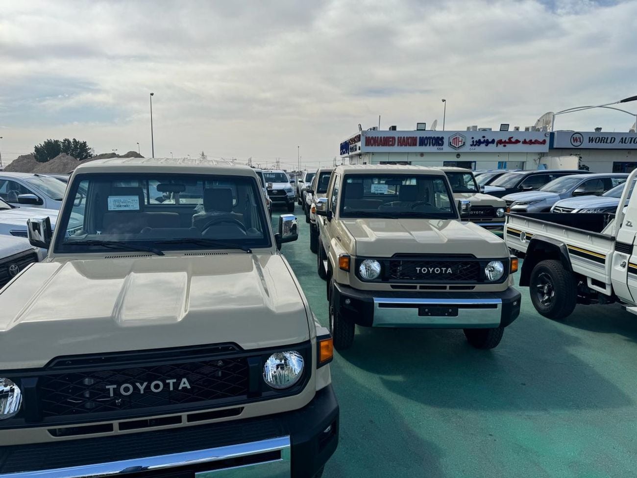 تويوتا لاند كروزر بيك آب 2024 TOYOTA LAND CRUISER PICK UP 4.0L NEW SHAPE PETROL AUTOMATICZERO KM