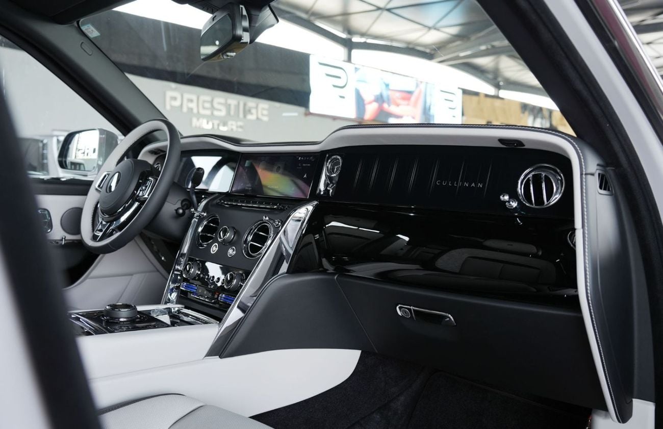 رولز رويس كولينان Silver Badge AWD V12