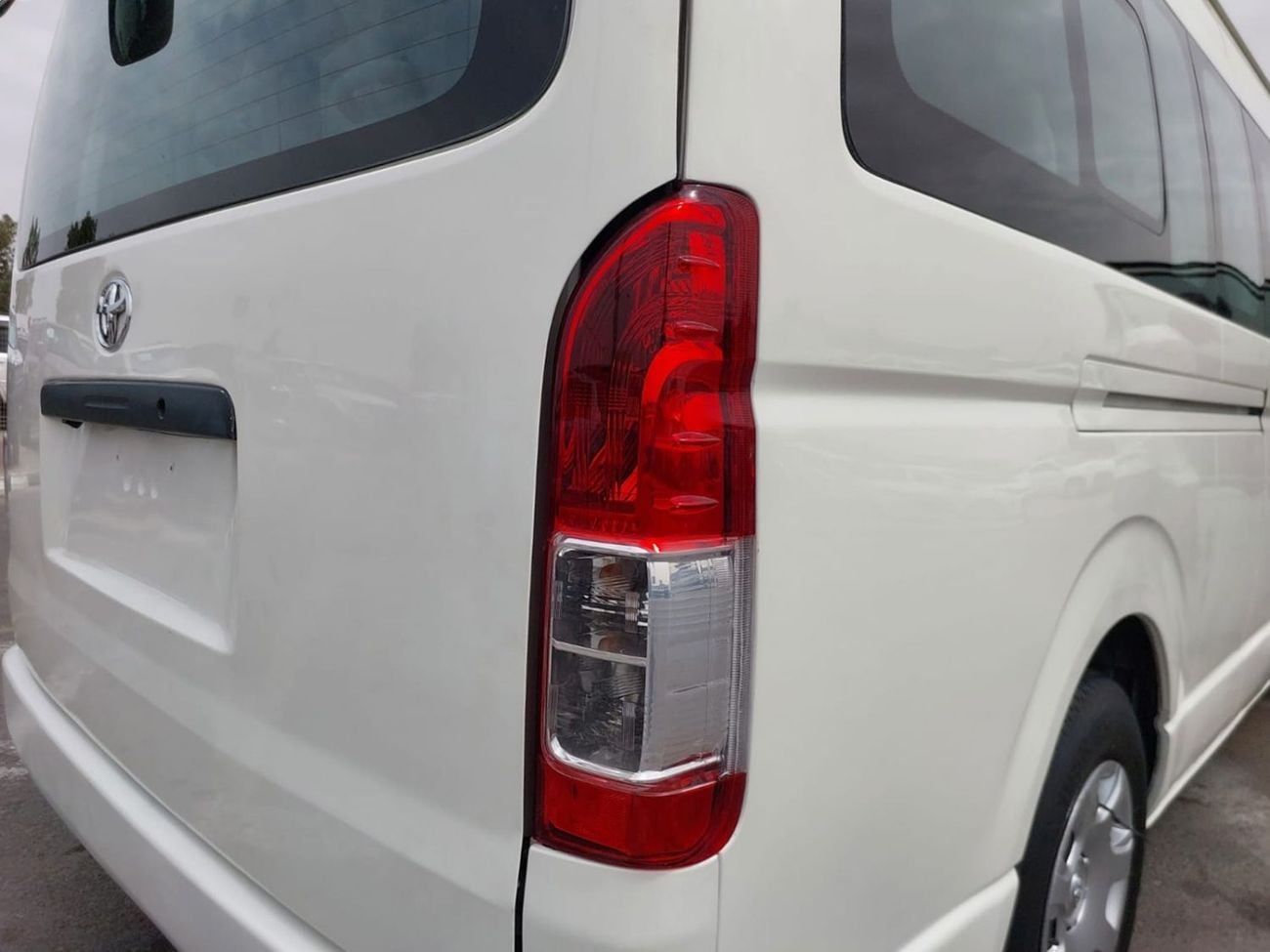 Toyota Hiace TOYOTA HIACE COMMUTER VAN RHD 2015 MODEL 3.0 L DIESEL AUTOMATIC(PM15106)