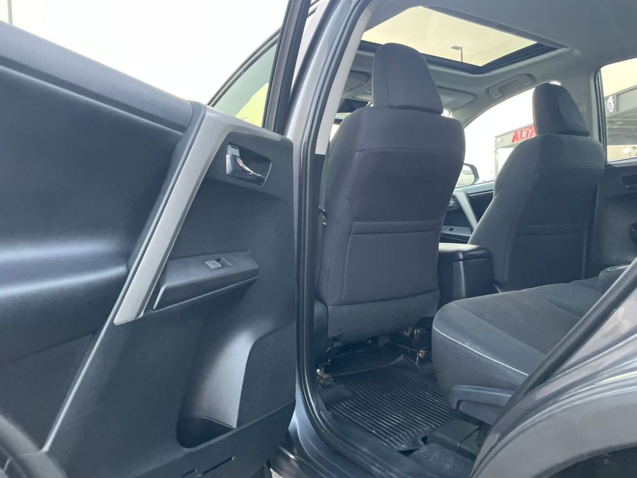 Toyota RAV4 2017 Toyota Rav4 XLE 2.5L V4 Full Option - 4x4 AWD - Sunroof