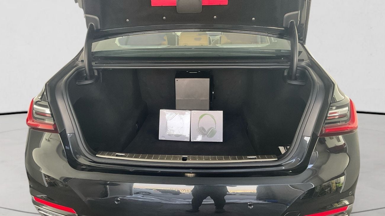 بي أم دبليو 750Li Pure Excellence | شامل الضمان | 0 ﺪﻔﻋﺓ ﺃﻮﻟﻯ