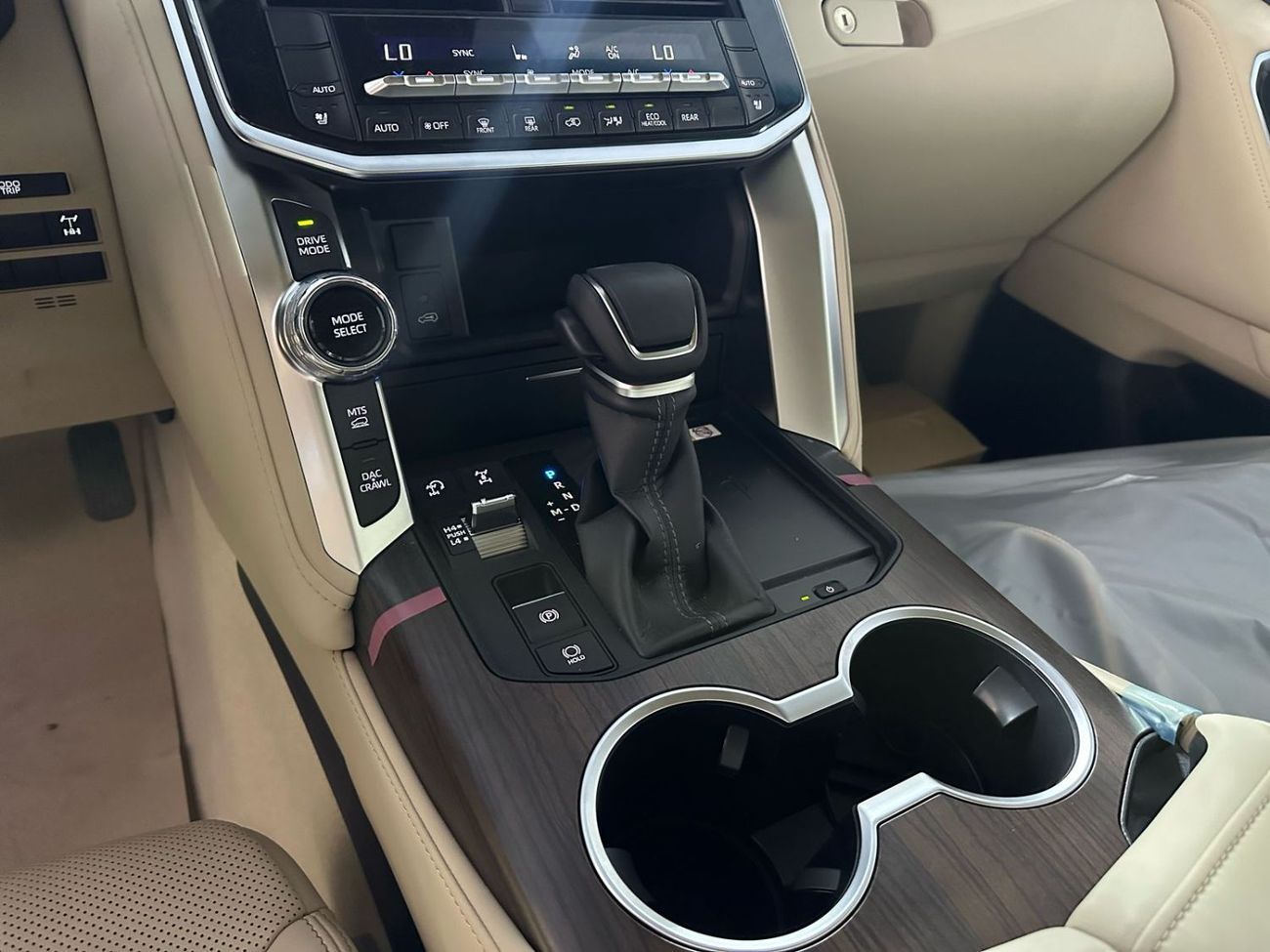 تويوتا لاند كروزر GXR3 3.5L FULL WITH JBL AND BIG KIT