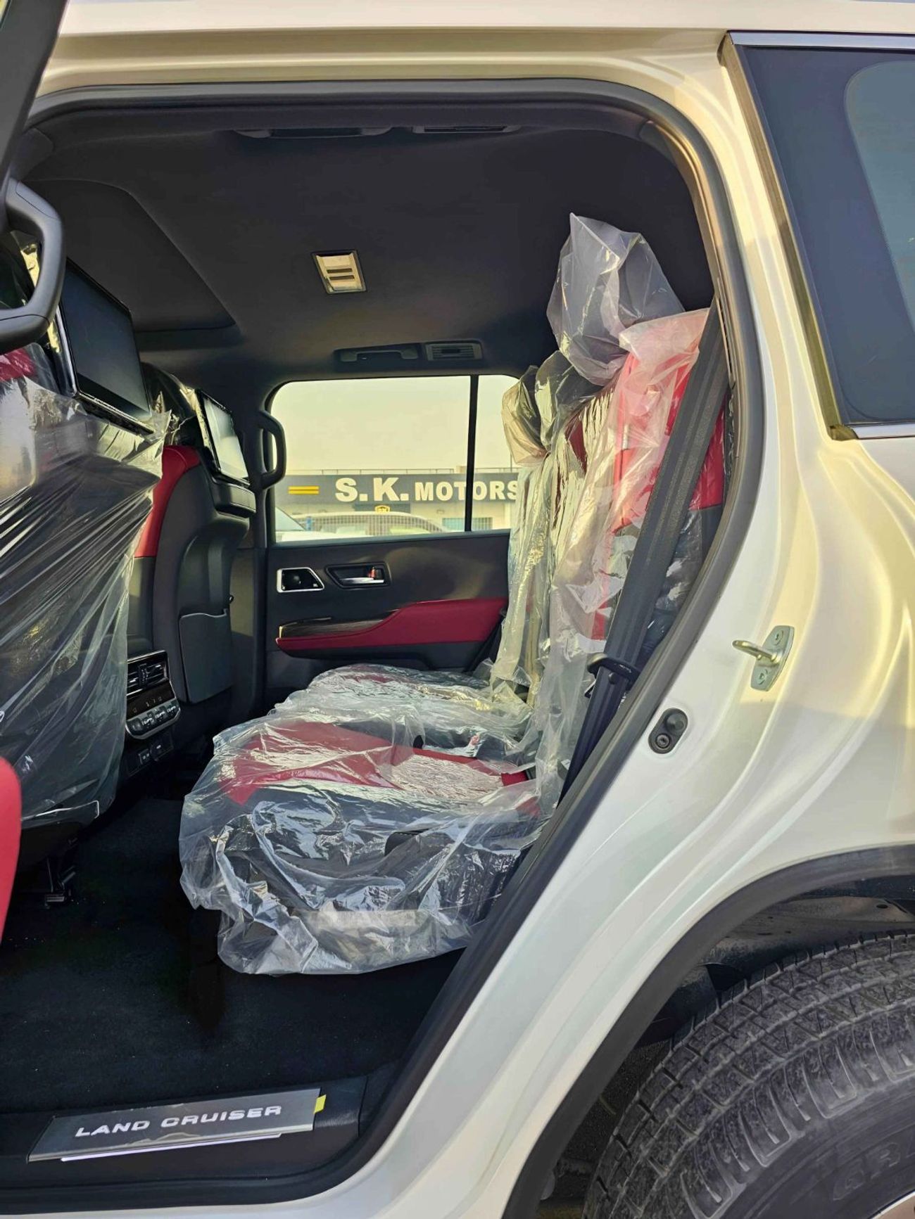 Toyota Land Cruiser VXR / TWIN TURBO / FULL OPTION / 3.3L V6 DIESEL / HEADUP DISPLAY / JBL SPKRS / SUNROOF (CODE#70000)