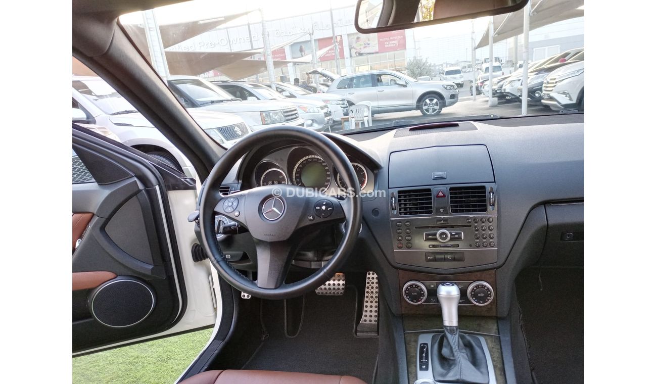 مرسيدس بنز C 300 خليجى موديل 2010 بانوراما جلد مثبت سرعة تحكم رنجات حساسات جناح بحالة ممتازة