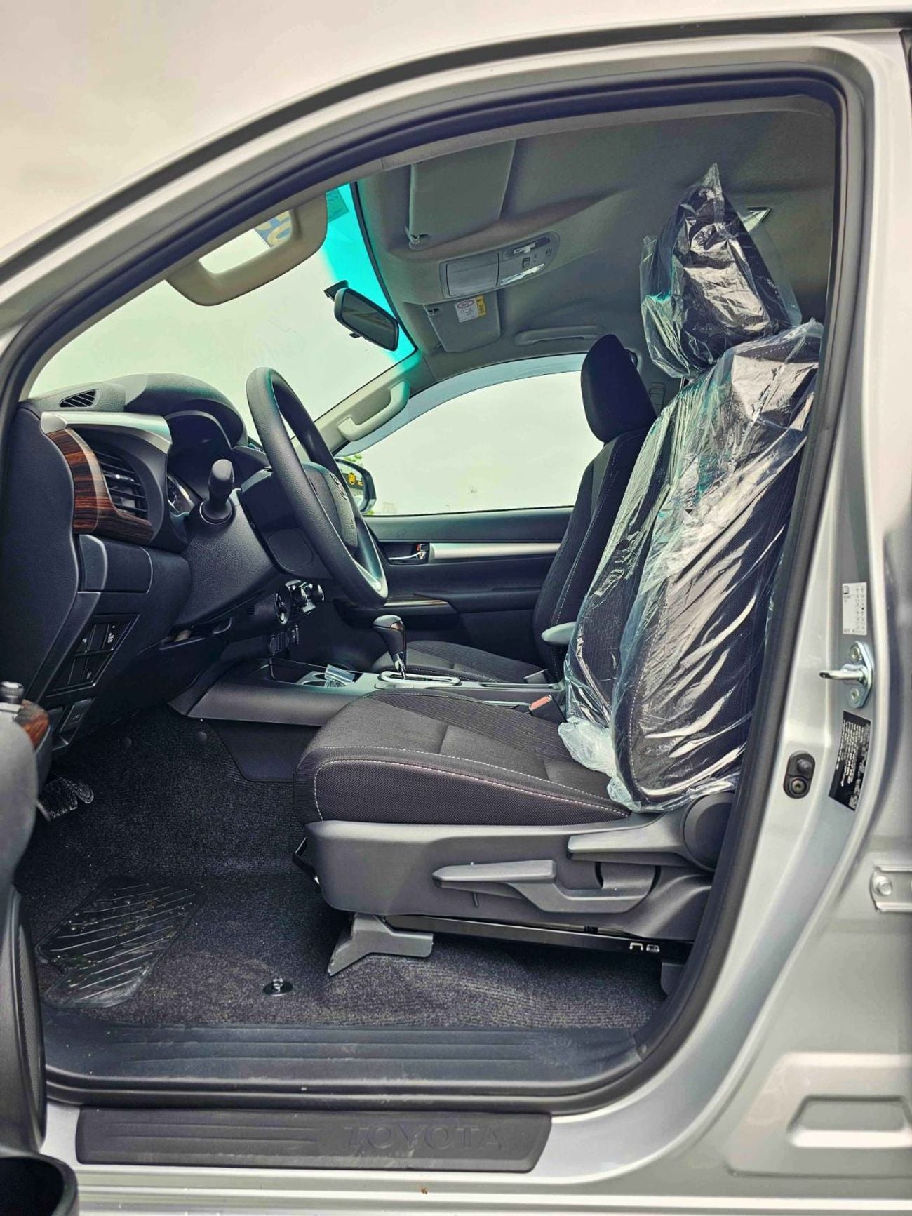 تويوتا هيلوكس SR5 TRD 4.0L PETROL SR5 TRD || 4.0L PETROL V6 4WD | WOOD INTERIOR W VISOR | BLIND SPOT | DIFFLOCK | DVD+CAMERA | READY S