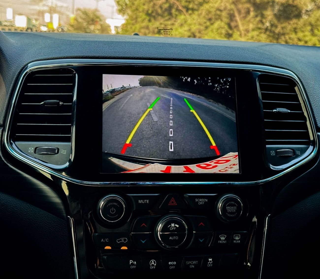 Jeep Grand Cherokee Laredo 3.6L 4WD Jeep Grand Cherokee | 2021 Model, GCC | 3.6L Engine | Excellent Condition | Monthly