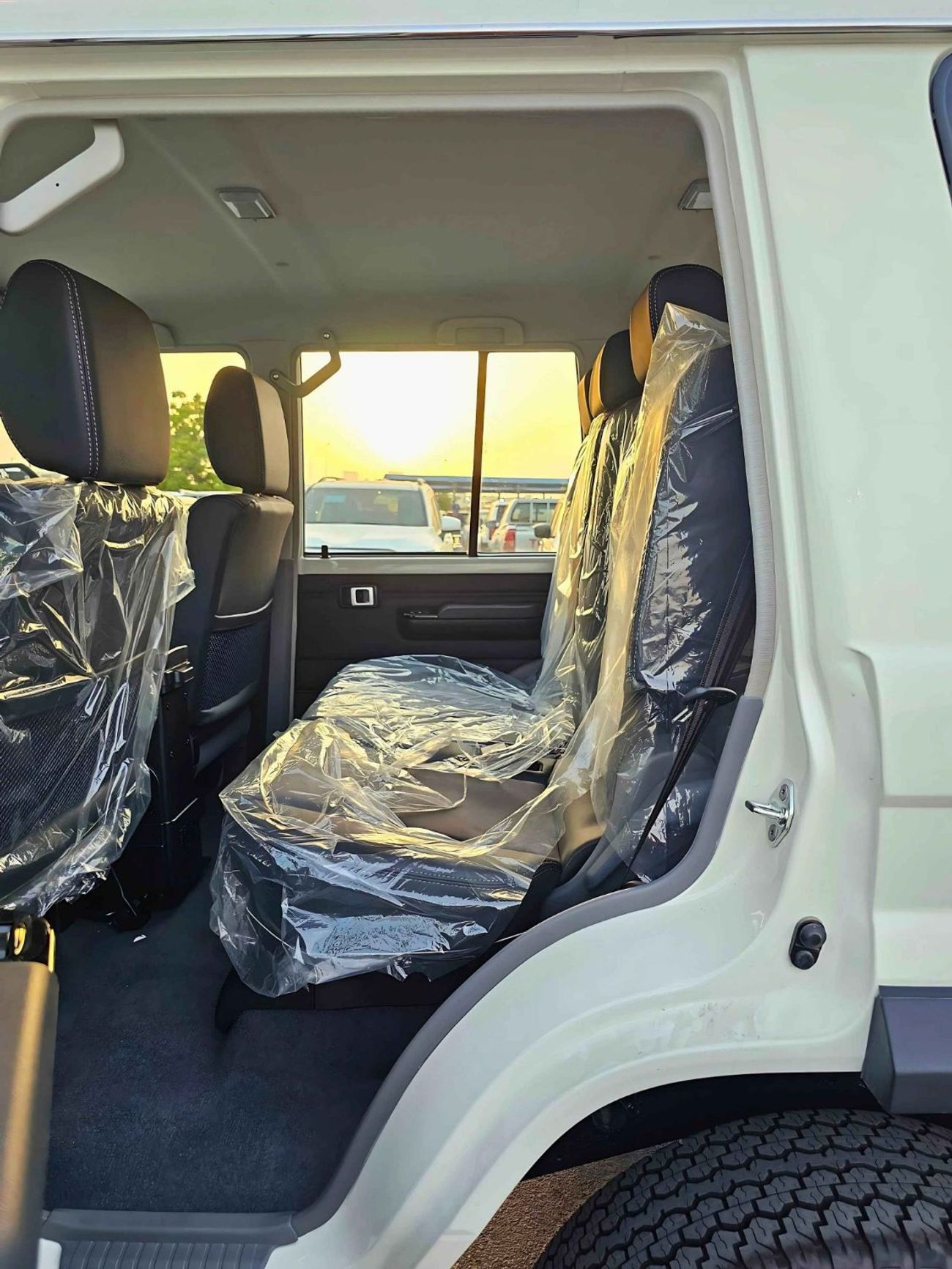 تويوتا لاند كروزر 70 LC76 / 4.0L PETROL A/T / DIFF LOCK / REFRIGETOR / FULL OPTION / CODE# LC76