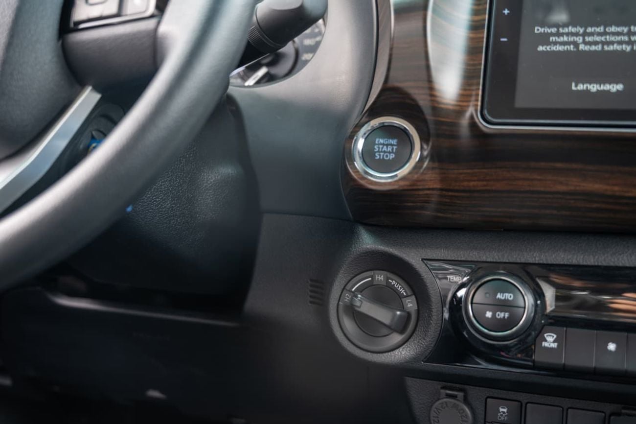 تويوتا هيلوكس SGLX 2.7L 4x4 Double Cabin, Petrol, Full Option Automatic