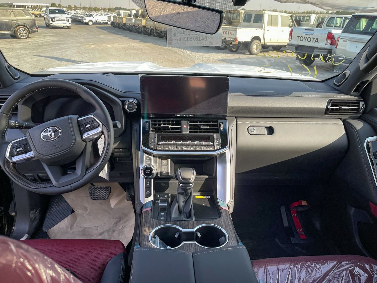 تويوتا لاند كروزر Landcruiser VXR without radar black with red and seats