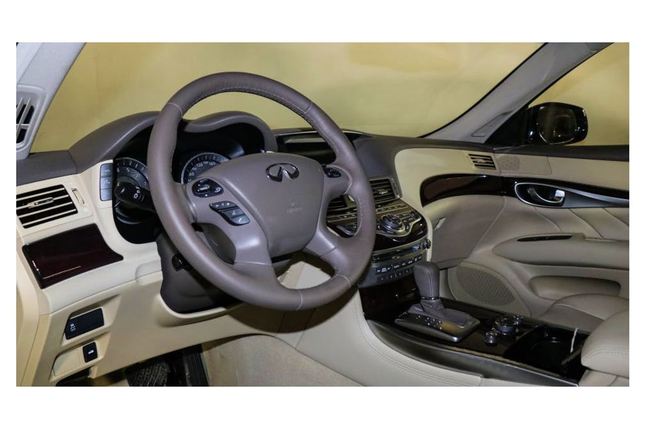 Infiniti Q70 LUXE 3.7L With 3 Years or 100,000KM GCC Warranty!!