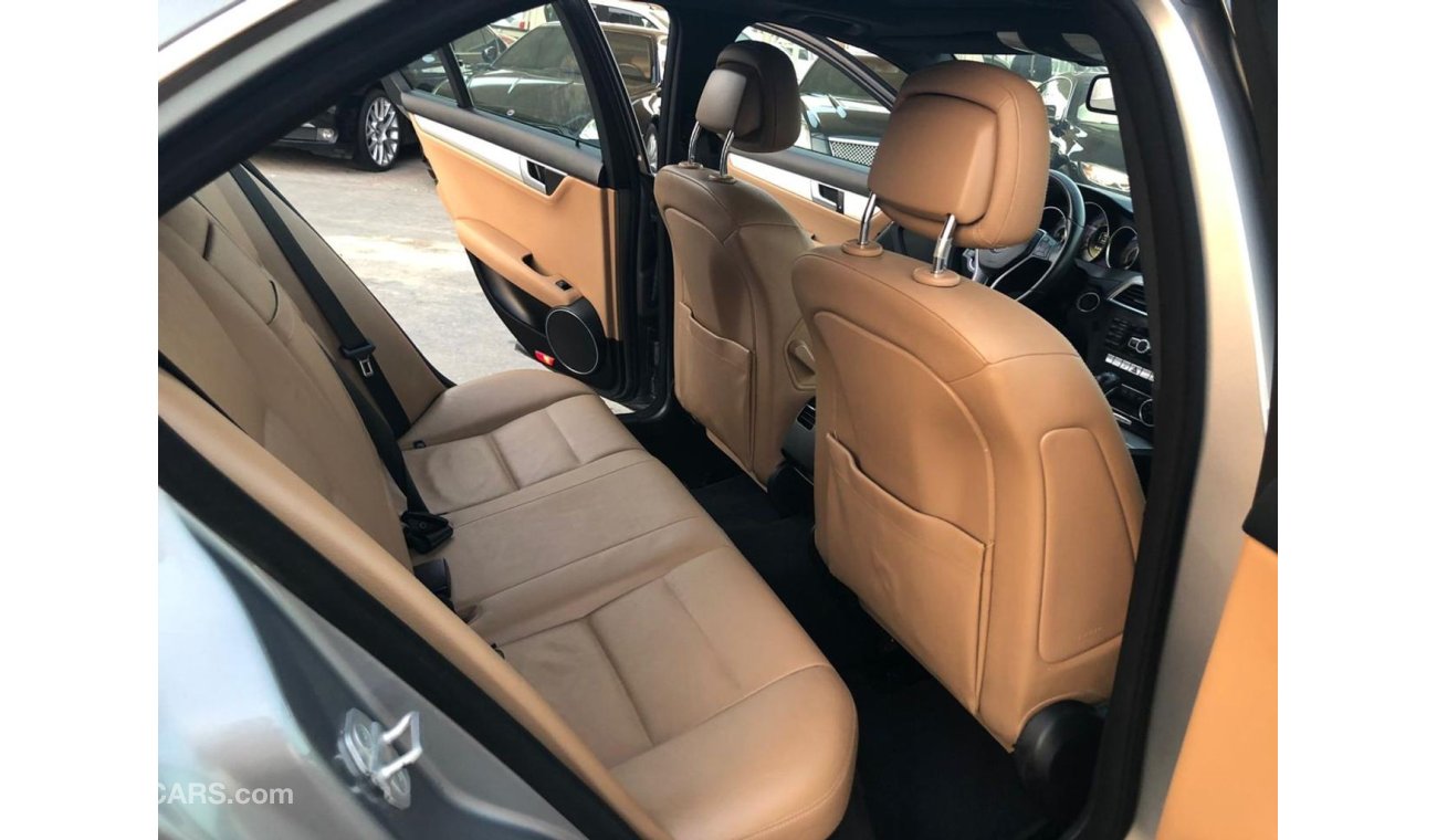 مرسيدس بنز C 300 موديل 2012 خليجي فل مواصفات بانوراما ومثبت سرعه وتكييف خلفي ونظام صوت ممتاز وتحكم كهربي كامل