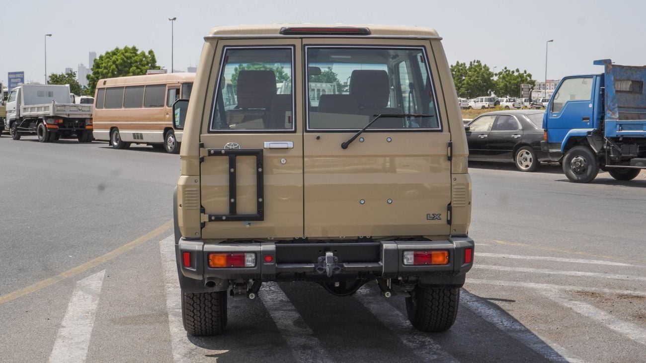 تويوتا لاند كروزر 70 LX 4.0 L V6