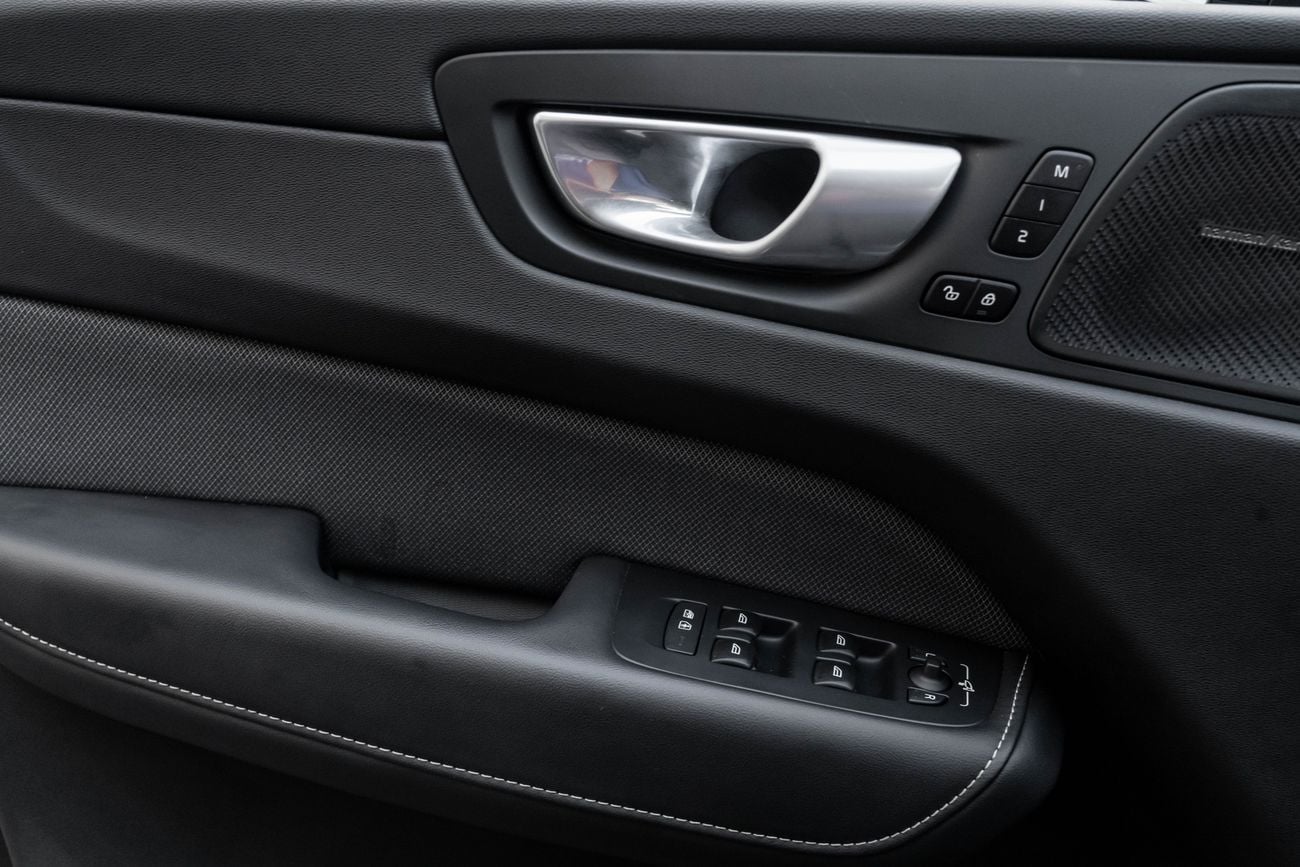 فولفو XC 60 B5 Ultimate Dark Volvo XC60 B5 Ultimate Dark