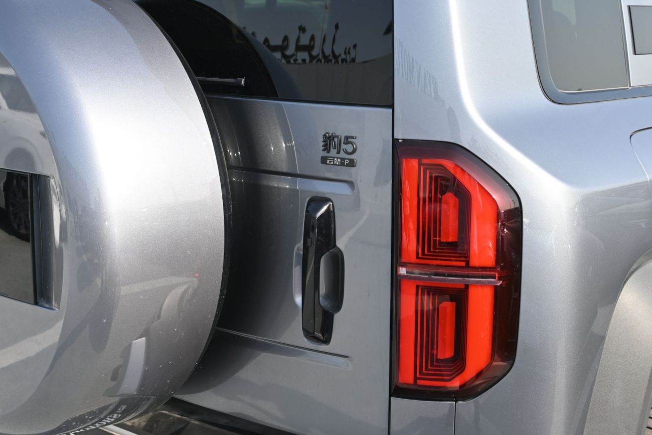 BYD Leopard 5 BYD Leopard 5 Flagship 1.5L Turbo + Plug-In Hybrid Dual Motor Model 2024 Color Grey