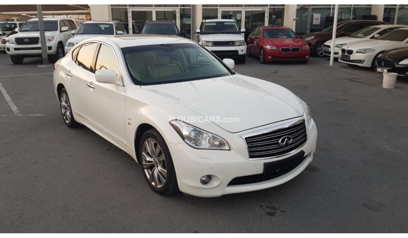 Infiniti Q70 Infinity Q70 model 2014 GCC car prefect condition full option low mileage sun roof leather seats bac