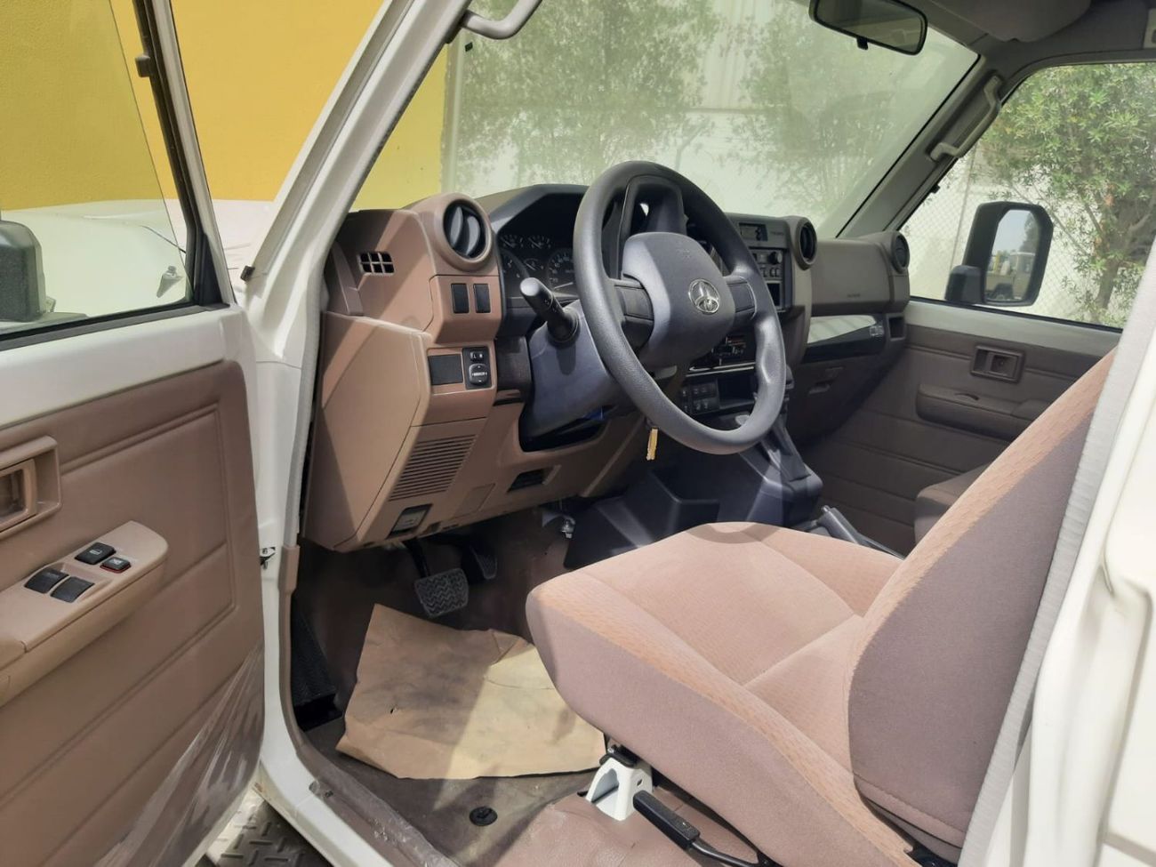 Toyota Land Cruiser 70 TOYOTA LAND CRUISER LC78 3DOORS HARDTOP 4.0L PETROL AT