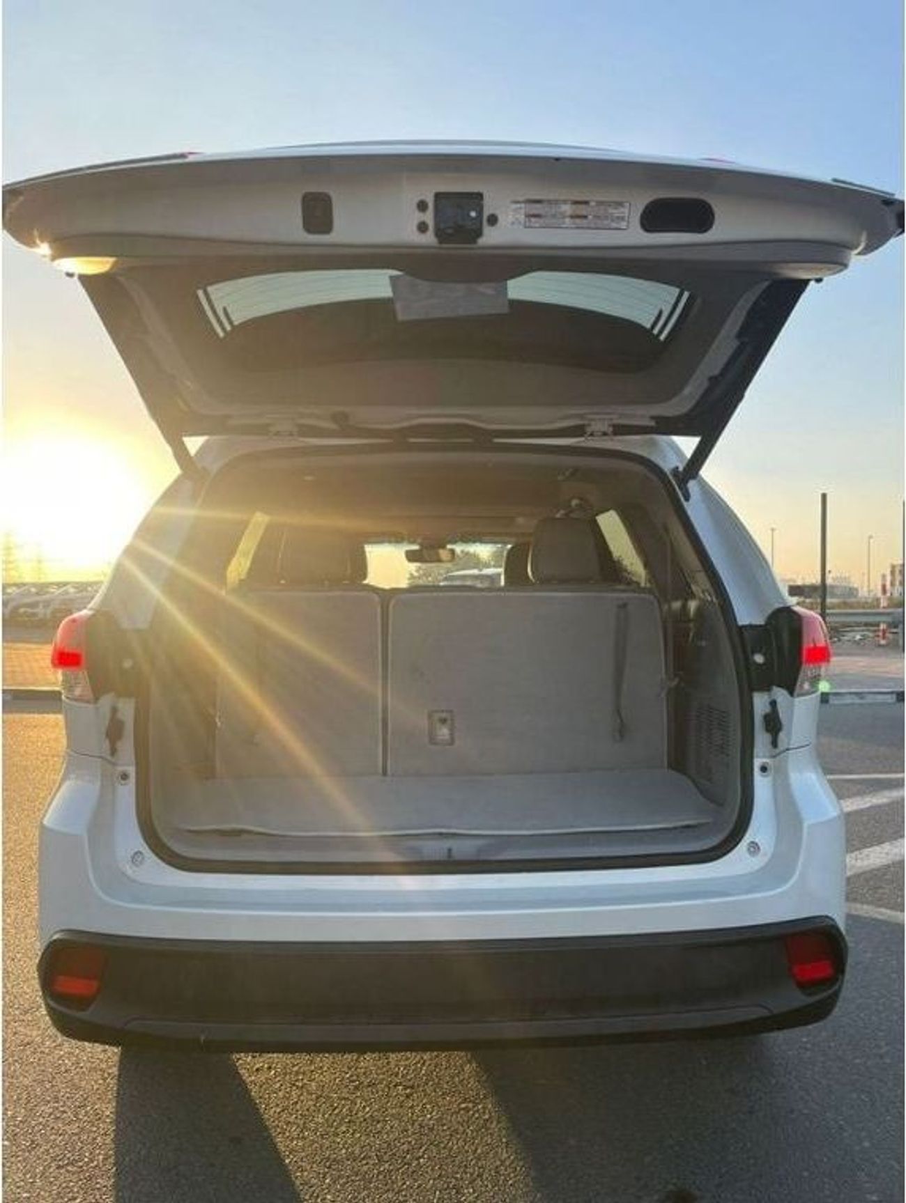 Toyota Highlander 2018 Toyota Highlander XLE 3.5L V6 Full Option Sunroof 7 Leather Seats - Radar & BSM Auto Trunk -