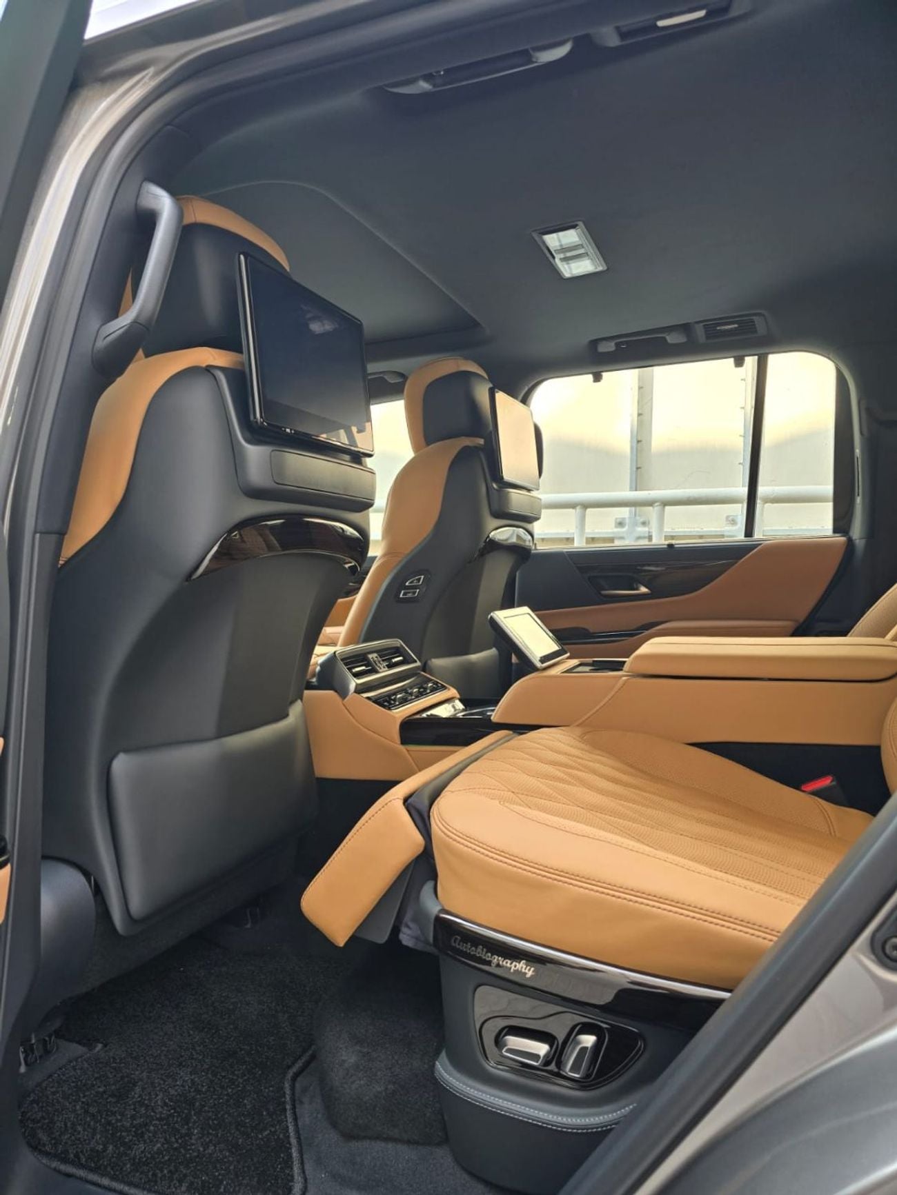 لكزس LX 600 3.5L SIGNATURE FULL OPTION WITH MBS AUTOBIPGRAPHY VIP MASSAGE SEAT